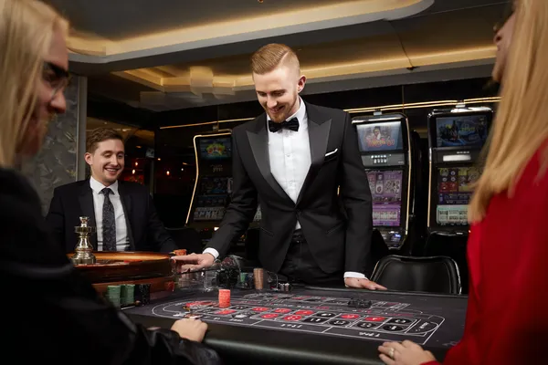 উজ্জ্বল স্লট মেশিনের পাশে এক স্টাইলিশ নারী, যেখানে জ্বলে উঠছে ‘সেভেন’—যা CAWABANGA–এর শীর্ষ স্লটগুলোর বৈচিত্র্যকে উপস্থাপন করে।