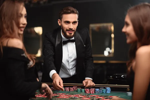 একজন নারী তার ল্যাপটপে অনলাইন গেম খেলছেন, চারপাশে নীলন আলোয় ক্যাসিনো উপাদান — যা CAWABANGA–এর বৈচিত্র্যময় গেম সংগ্রহকে প্রদর্শন করে।