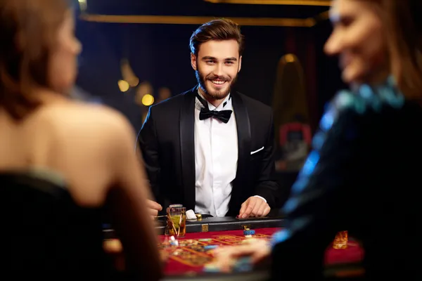 একটি জ্বলজ্বলে রুলেট চাকা এবং ছড়িয়ে থাকা চিপস — যা CAWABANGA–এর লাইভ ও ইনস্ট্যান্ট-উইন গেমের আকর্ষণকে ফুটিয়ে তোলে।