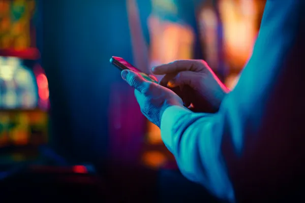 সবুজ বিলাসবহুল গাউন পরা এক নারী অলংকৃত রুলেট চাকার পাশে—যা CAWABANGA–এর উচ্চমানের ক্যাসিনো পরিবেশকে প্রকাশ করে।